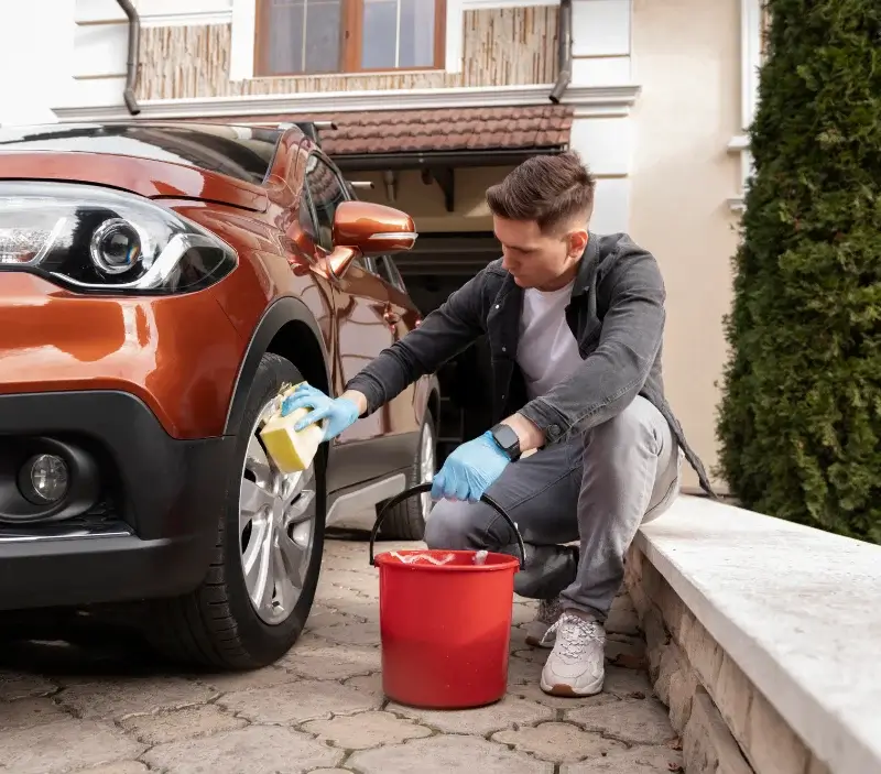 Lavage auto à domicile Tinténiac : professionnel intervenant sur un véhicule